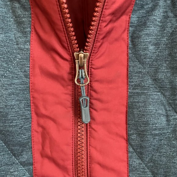 Marmot Women's Medium Quilted Burgundy and Blue Full Zip Vest - Picture 4 of 8